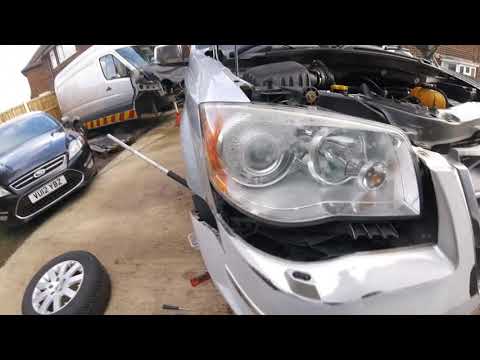 How to remove the headlights of a Chrysler Grand Voyager 8 to 15/Как снять  фары Chrysler  8-15 г