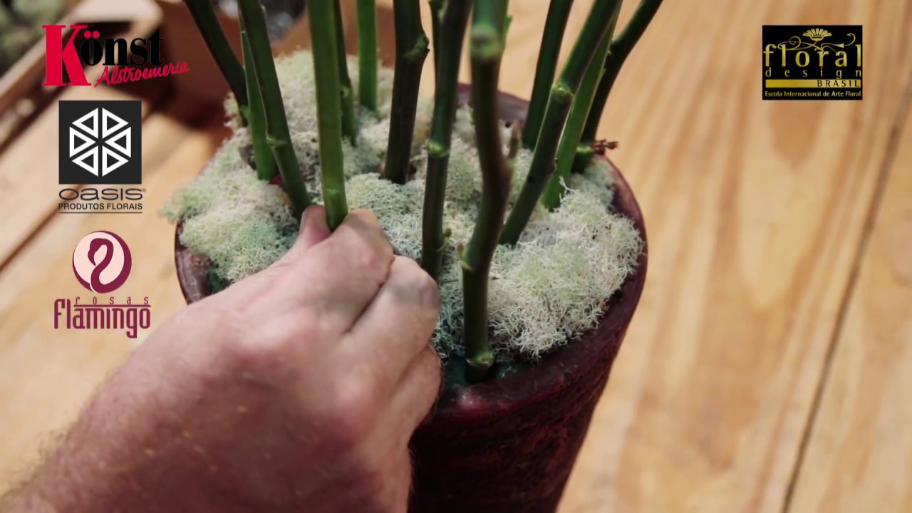 Arranjo de flores com rosas, alstroemerias, gramíneas e folhas desidratadas
