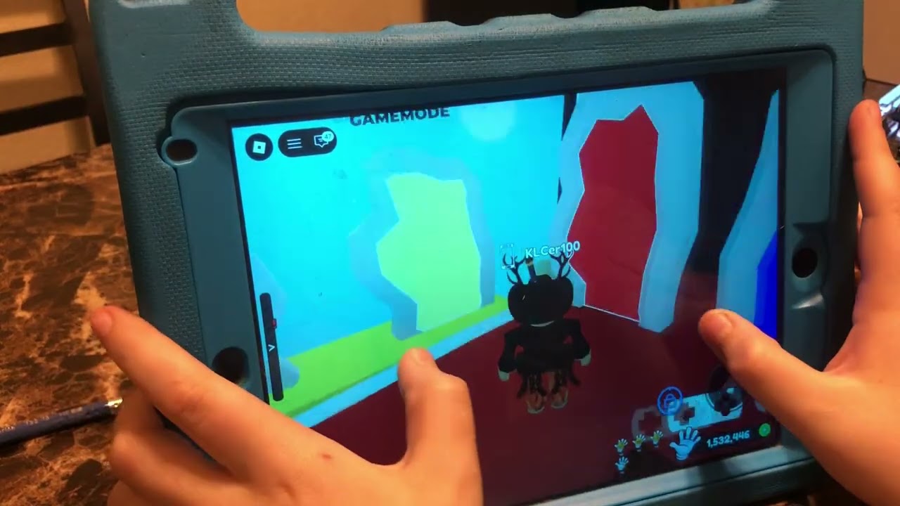 Doing combos in slap battles (with my new set up)