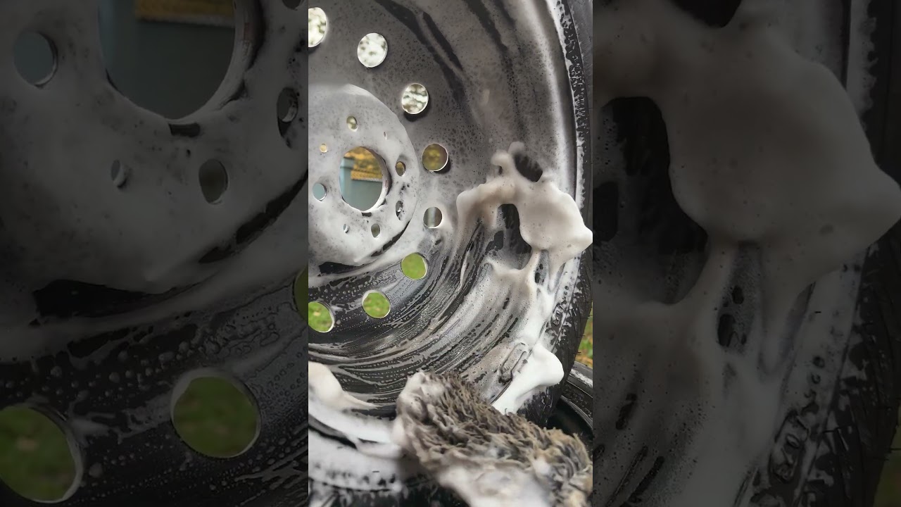 Очищаем колесные диски специальным составом и защищаем шины от растрескивания и реагентов.