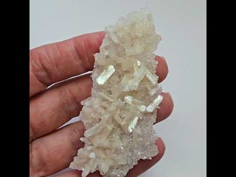 Апофіліт природна друза 90,4 ct, відео 1