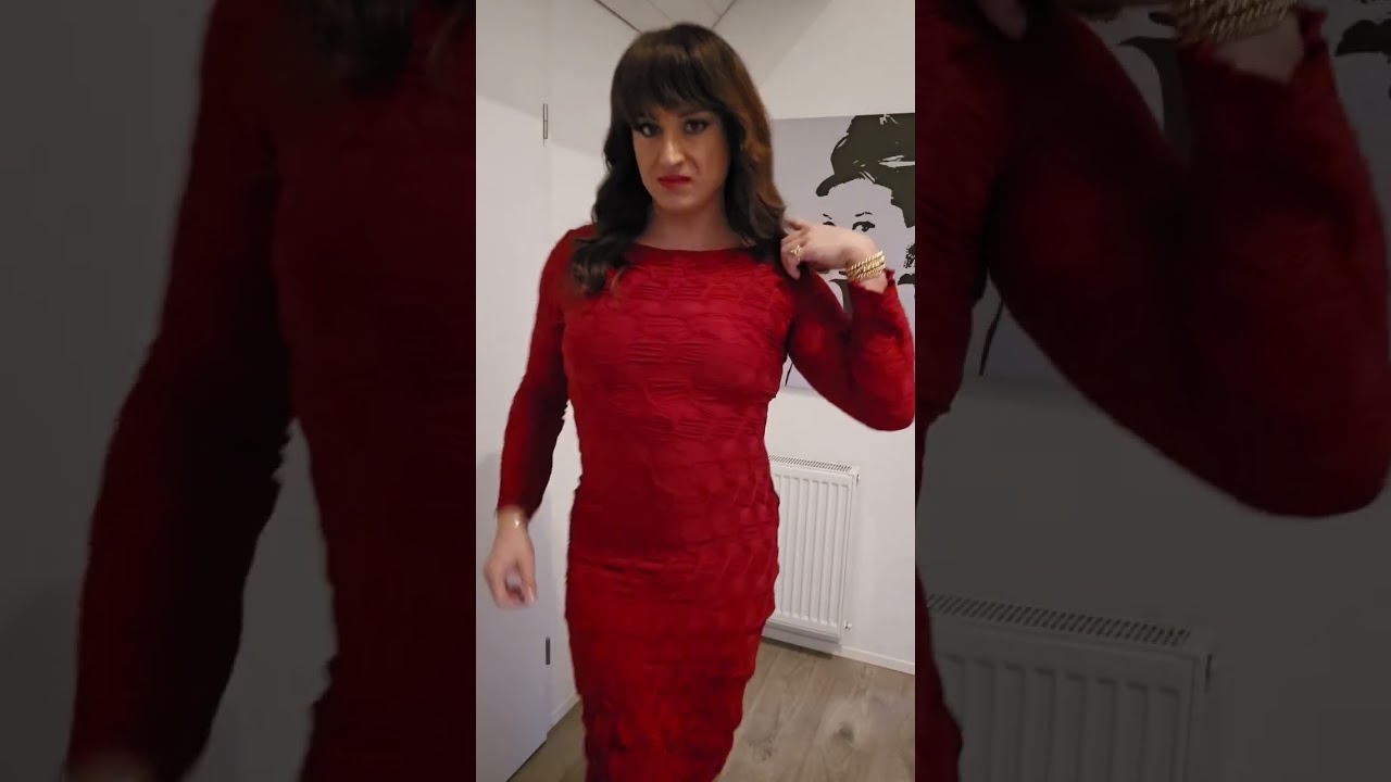 Примеряю шерстяное платье.