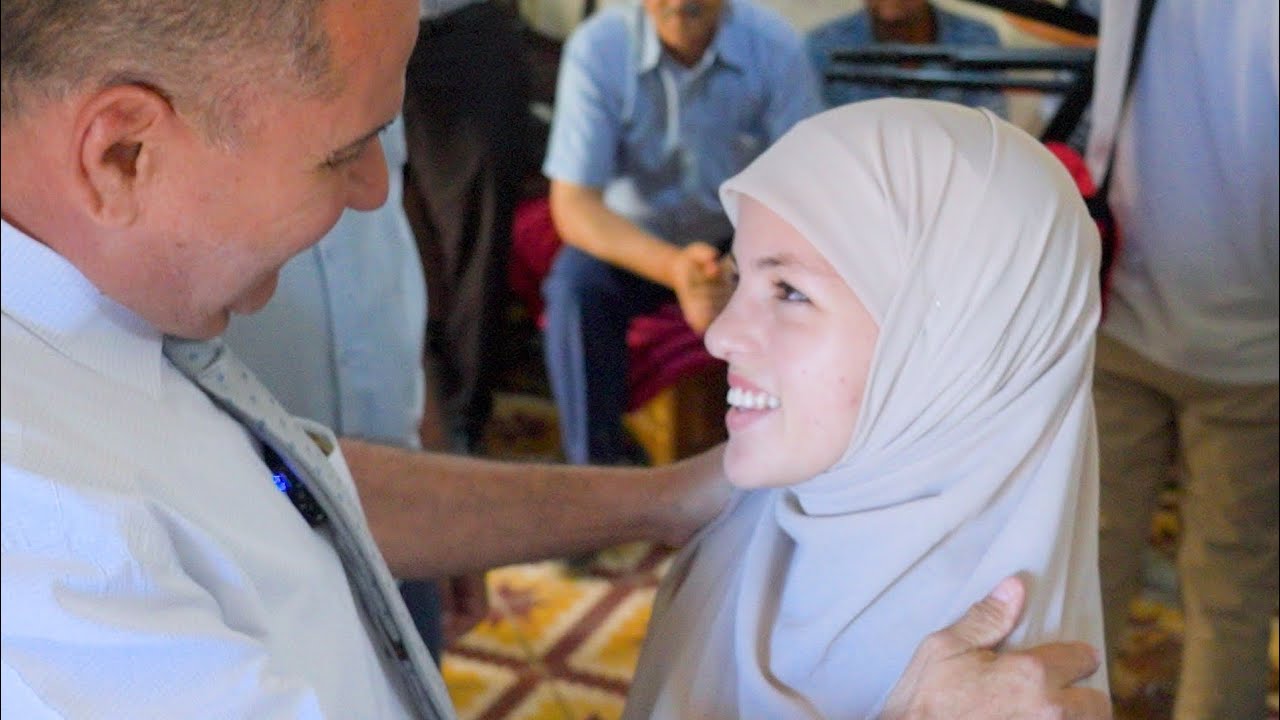 والي الولاية يكرم الطالبة المتفوقة في شهادة البكالوريا شهرزاد من بلدية سيدي الحسني