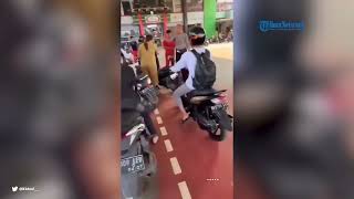 Viral! PNS Wanita Diduga Terobos Antrean BBM, Warga Rekam dan Teriaki hingga Polisi Turun Tangan