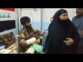 جندي عراقي يمزح عجوز أثناء زيارتها له