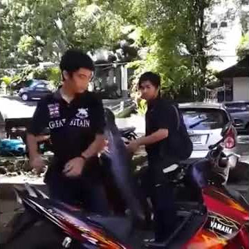 Anak Muda Gile Berantem Sama Jok Motor