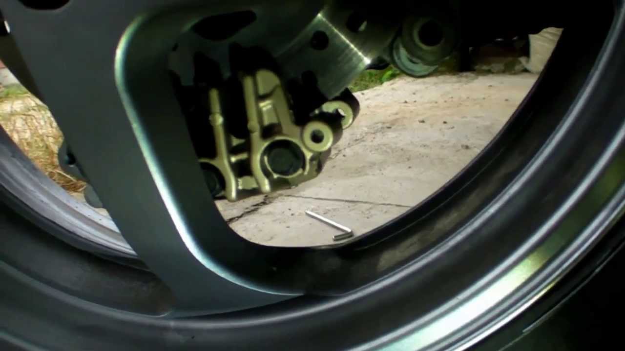 TUTO CHANGEMENT PLAQUETTE DE FREIN HONDA VFR 800 VTEC