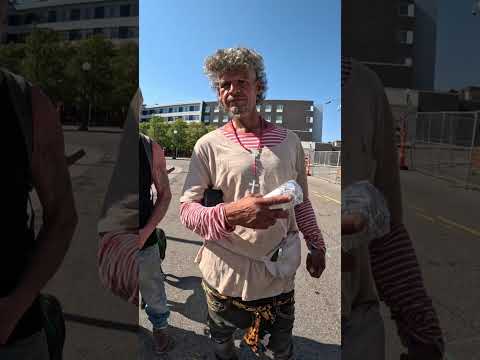توزيع البوريتو على الناس الجائعين