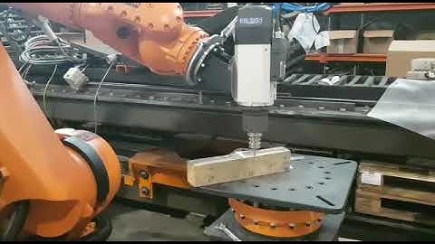 Wood Milling robot test - Kuka with HSD