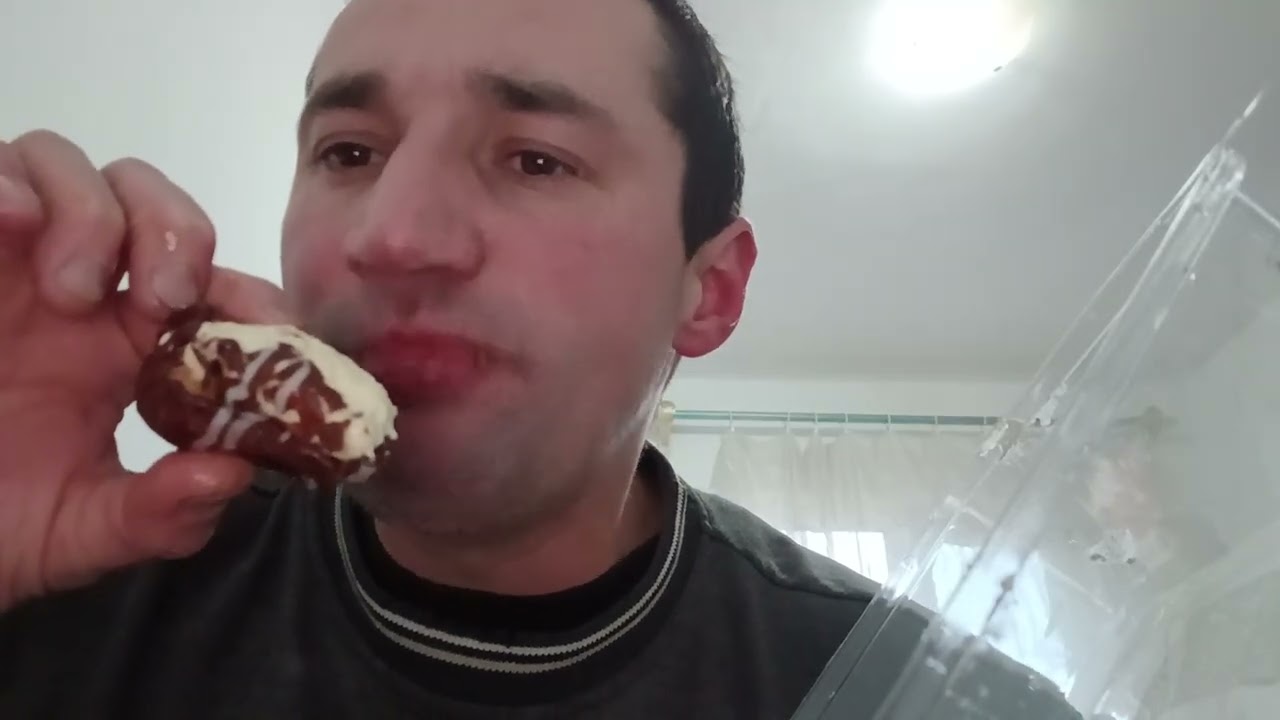 Andrei Mănâncă mini eclere și la final bea vin !