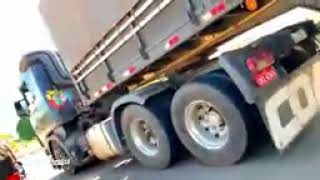 Os Alienígenas Pulando Na Carga Desatando A Lona. É Os Guri Pai