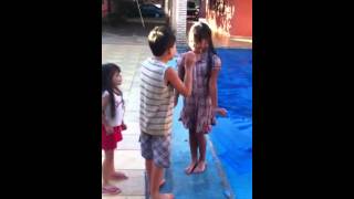 Trolando A Prima Na Piscina