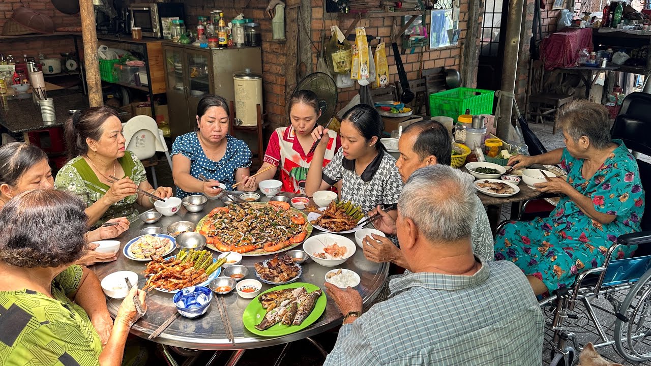 Cả Nhà Quây Quần Ăn Món Nướng  | MienTayVT