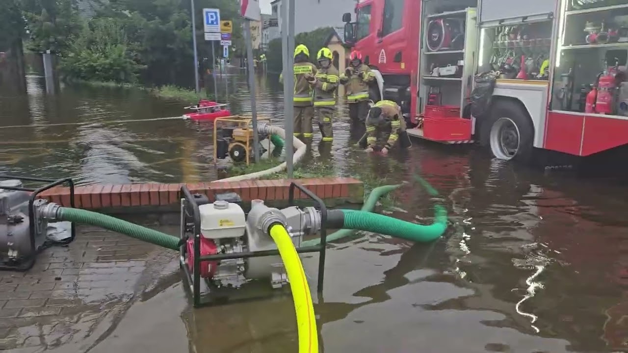 Woda   zalała  ul.Pawią i  parking  w Lubawie