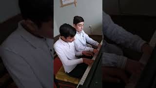 Фортепианный  дуэт  Ю. Весняк 《Карлсон》4 դաս. աշակերտներ՝ Վլադիմիր Հարությունյան,Գոռ Գալստյան։