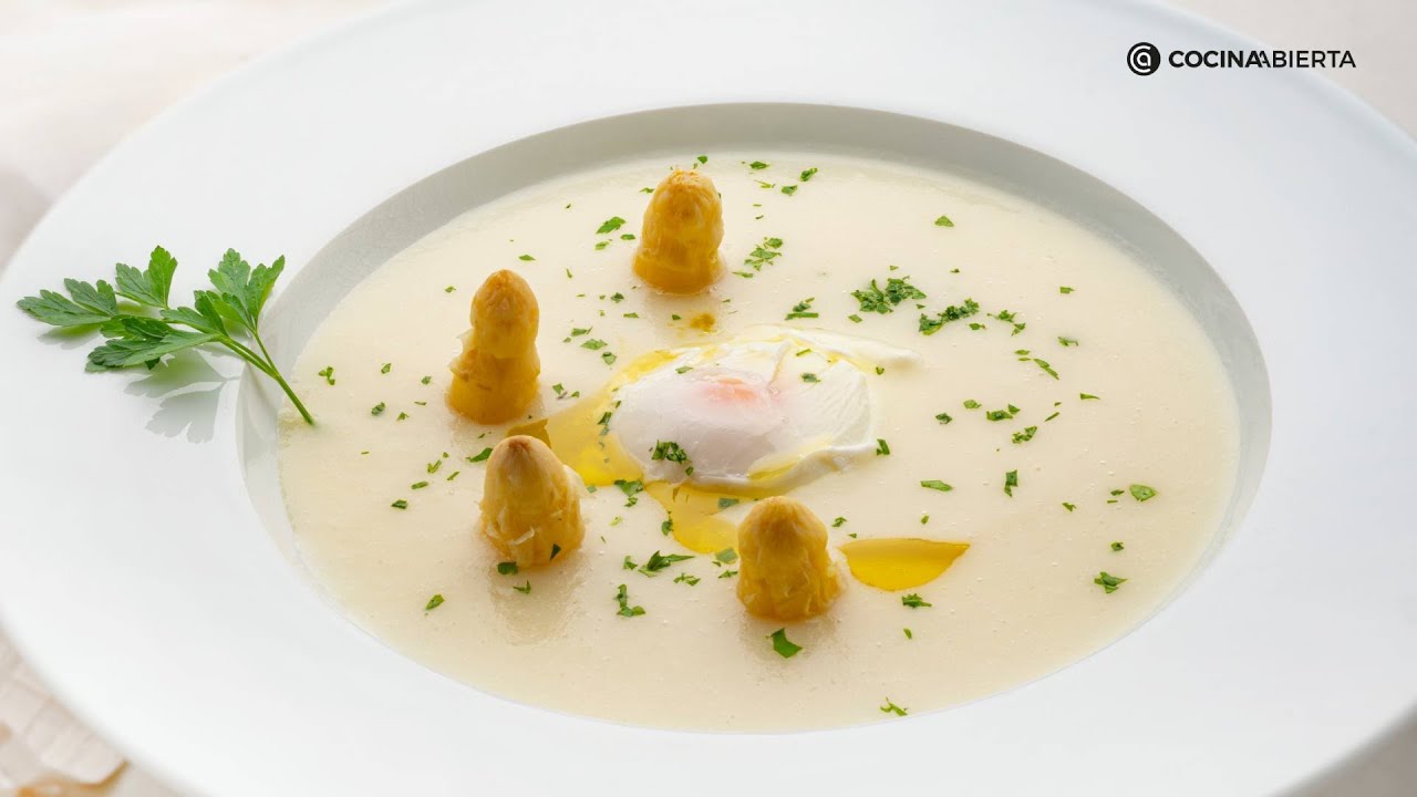 Sopa de espárragos blancos con huevo escalfado, un indispensable de Arguiñano