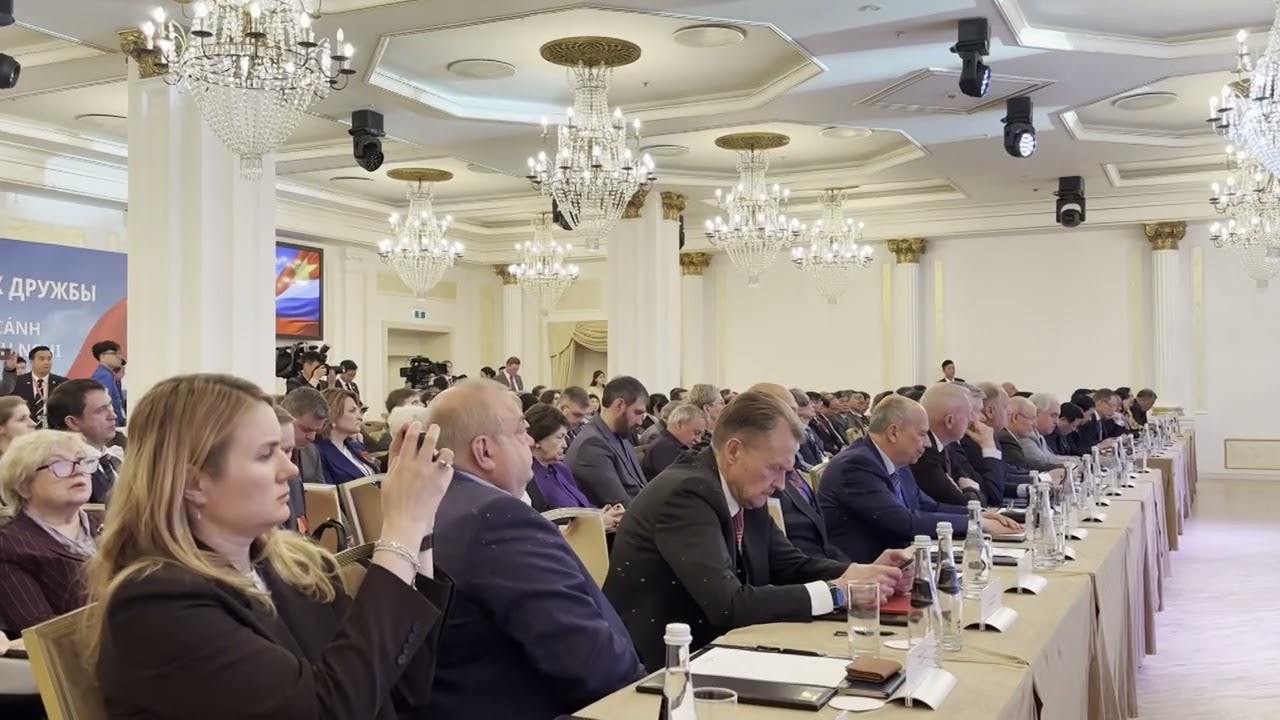 Party General Secretary meets with Russian experts, intellectuals