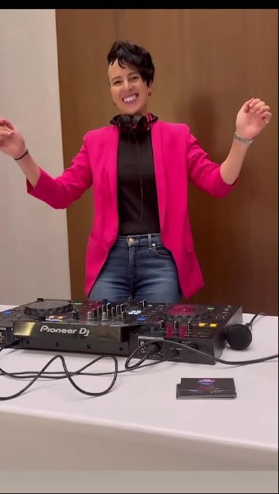 WID0300 - Female DJ 4 - SDC