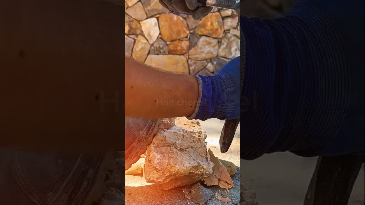 Строители с высокой точностью собирают стены из натурального камня. 