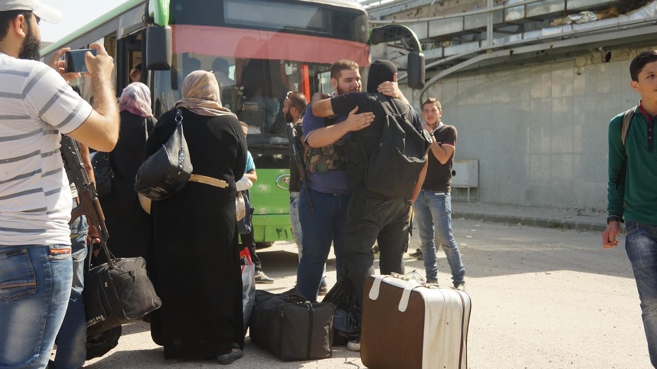 شاهد.. الدفعة الأولى من أهالي الوعر تبدأُ بِمغادرة الحي - جولة الرابعة