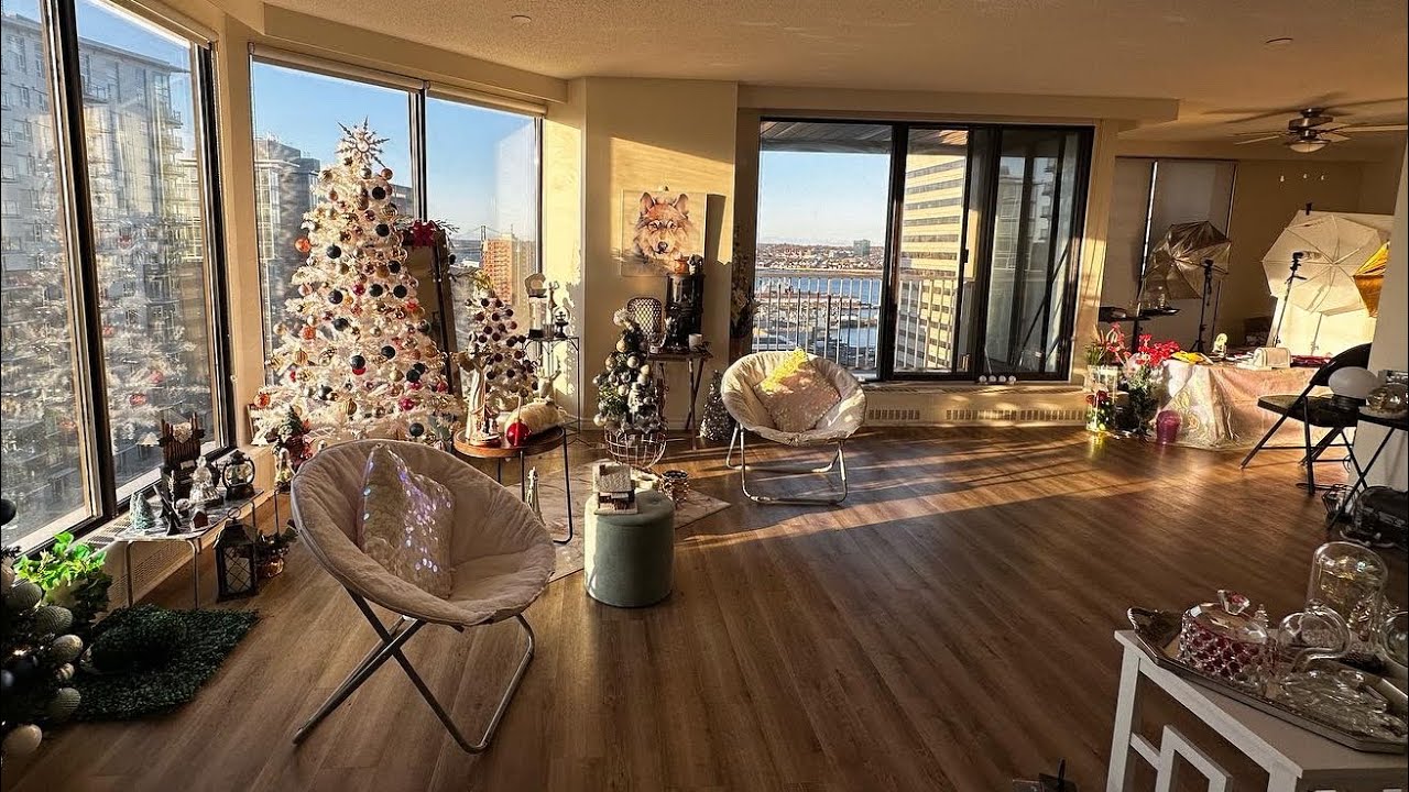 Xmas 2022, I tried decorating my downtown penthouse like Amber Scholl ...