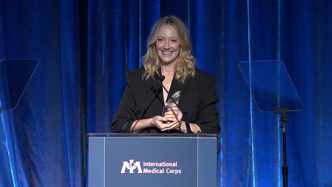 Jennifer Garner Presents Global Champion Award to Judy Greer