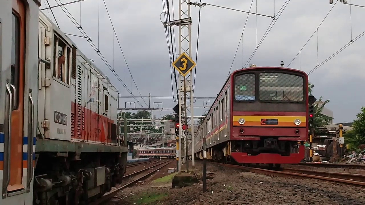Pertemuan singkat antara Kereta Diesel dan Kereta Listrik YouTube
