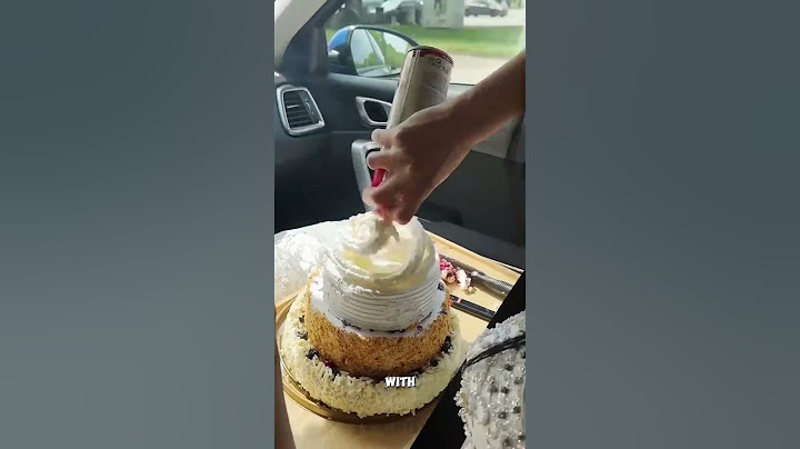 Wedding cake on the go! A bride prepares her wedding cake on top of a cab 🎂 #wedding #cakes