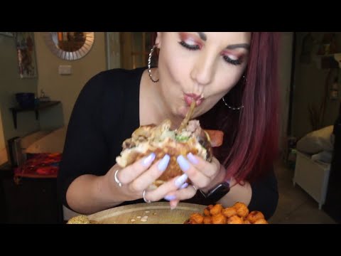 MESSY JUICY CHEESY BACON BURGER STUFFED WITH MAC AND CHEESE MUKBANG