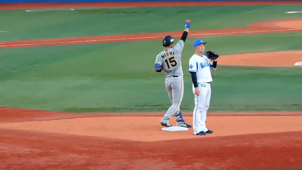 西純矢、エスコバーの155キロのストレートを見事に打ち返す - YouTube