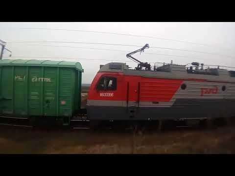 Электровозы 2ЭС5К-283/280 и встречный электровоз 3ЭС5К-913 "Ермак" с грузовыми поездами на Транссибе