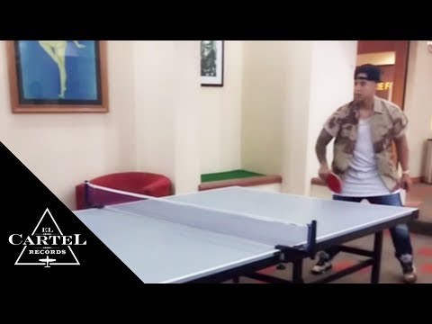 Daddy Yankee jugando Ping Pong