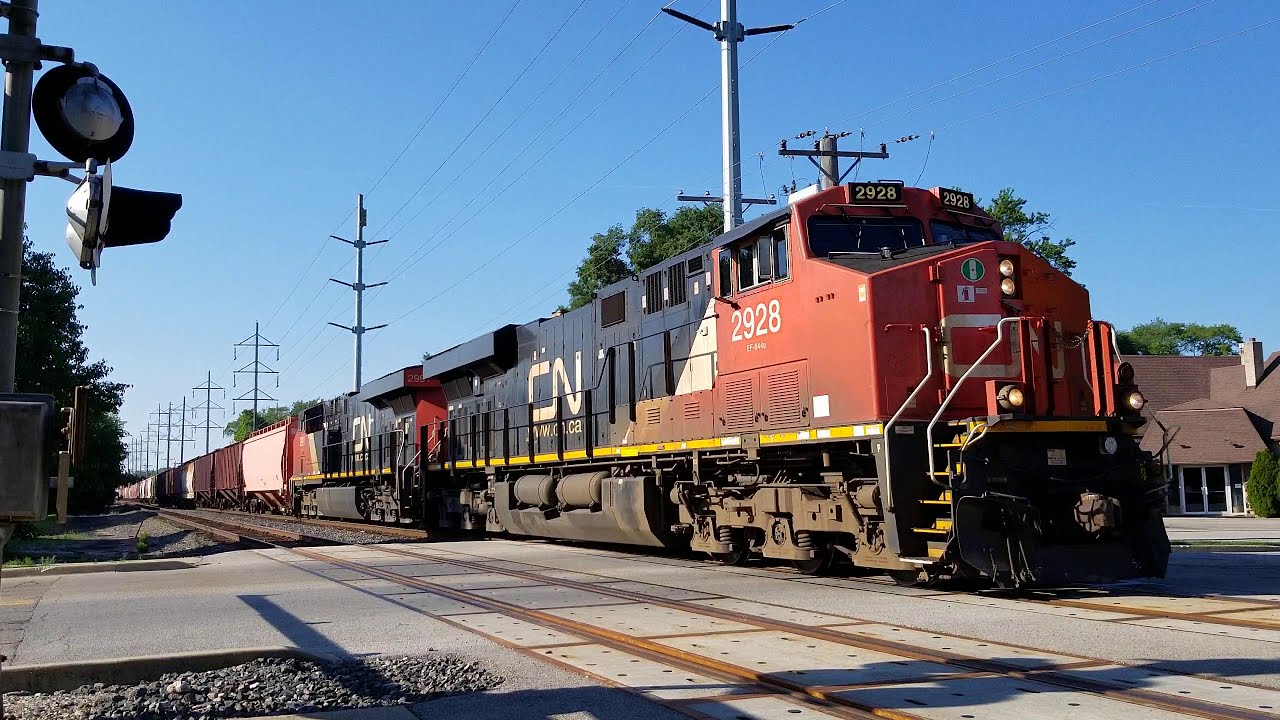 CN 2928 leads B790 south through Des Plaines