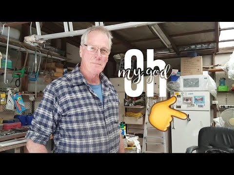Не поверите ! Он из мусора сделал комнату,как в пятизвёздочном отеле ! Зачем краник на холодильнике