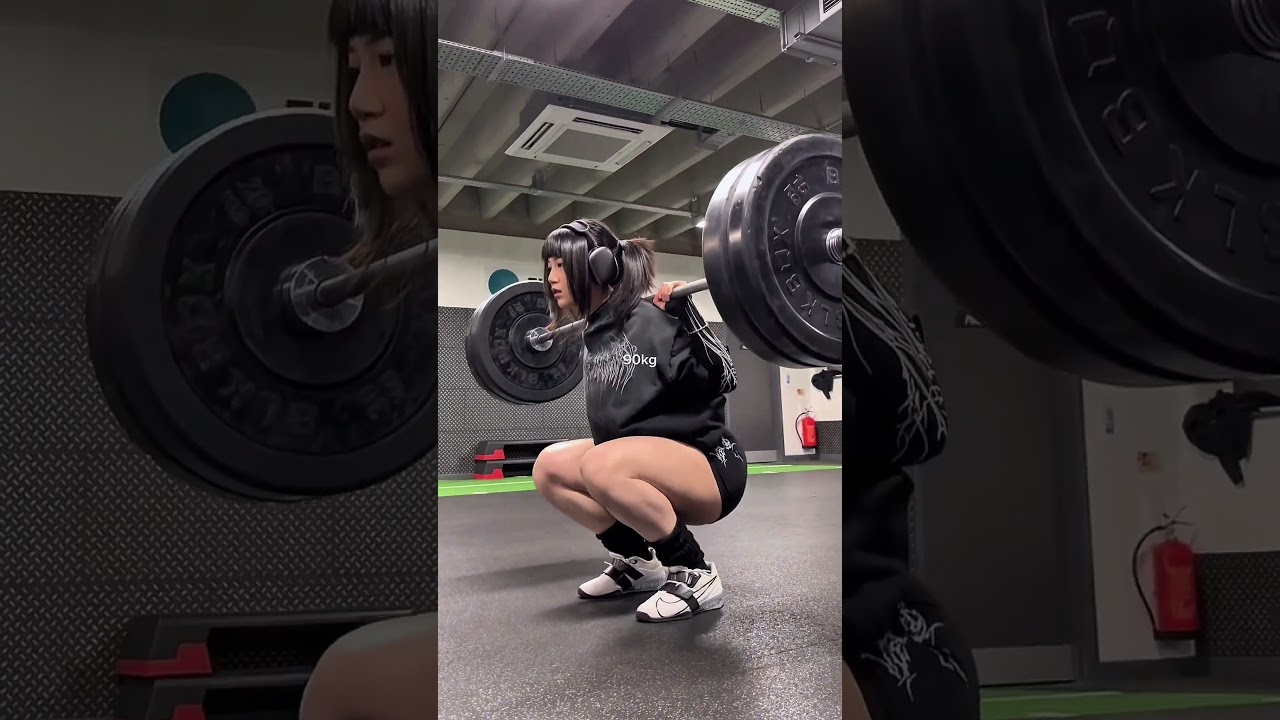 Squat 130kg/286lbs with me🤸👀 