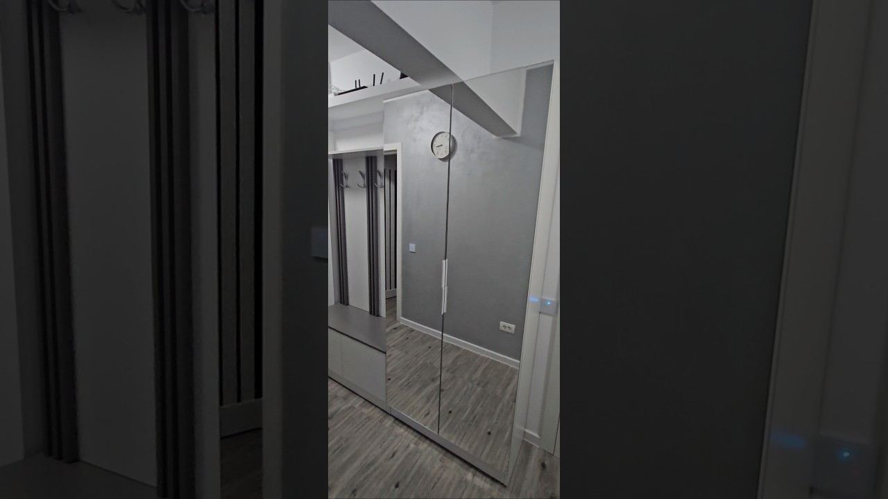 Cuier cu riflaje si Oglinda. Mobila la comanda pentru hol. 