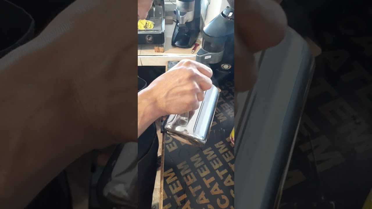 Latte art_swan #barista #pantalones cortos