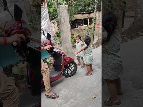 বাড়ি থেকে বেরোতে গেলে খাবার আনতে হবে 😜#twin #shrinika #shrinija #youtubeshort