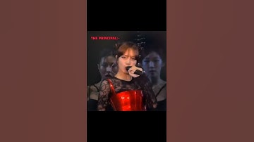 Lisa and Rosé saying EVERYONE SILENT