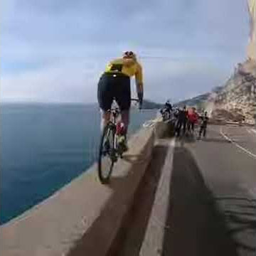 Jay mbape  onakilicho mtokea huyu muendesha baskeli.