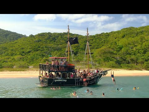 Bombinhas e suas praias desertas a bordo do navio pirata - Drone 4K