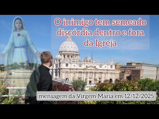 Capa de vídeo com Nossa Senhora Rosa Mística Rainha da Paz translúcida sobreposta ao fundo, um padre de batina preta observando contemplativamente ao longe a Basílica de São Pedro e os textos “um coração cheio de ódio, não pode falar de Deus”, “discórdia dentro e fora da Igreja” e “mensagem da Virgem Maria em 12/12/2025”.