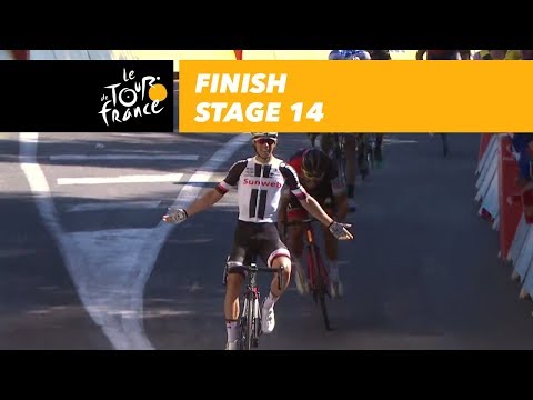 Video: Se: Den gule trøje skifter hænder på 14. etape af Tour de France 2017 (videohøjdepunkter)