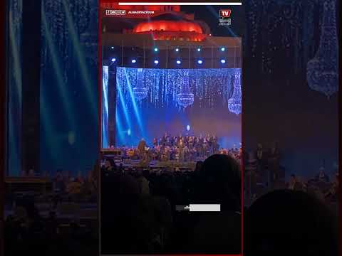 الجمهور يتفاعل مع مدحت صالح خلال حفله في مهرجان الموسيقى العربية خلال غنائه أسمر يا أسمراني
