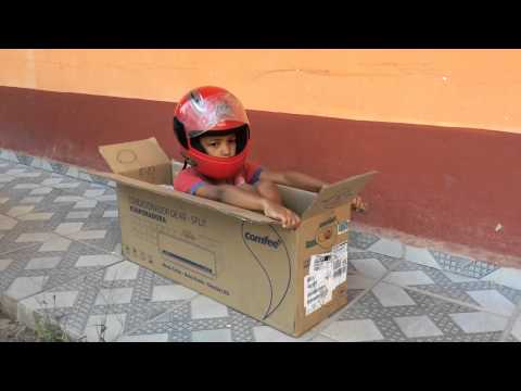 Garotinho imitando moto em Machadinho/RO