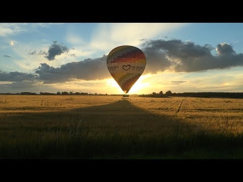 Video: Sådan flyver du en varmluftsballon (med billeder)