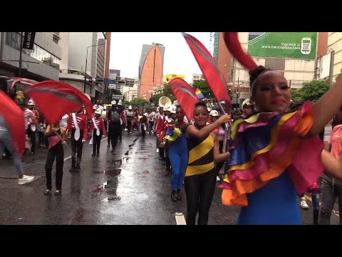 Los colores de la diversidad tiñen las calles de Caracas en la marcha LGBTI+