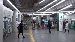 都営地下鉄大江戸線の飯田橋駅の改札口の風景