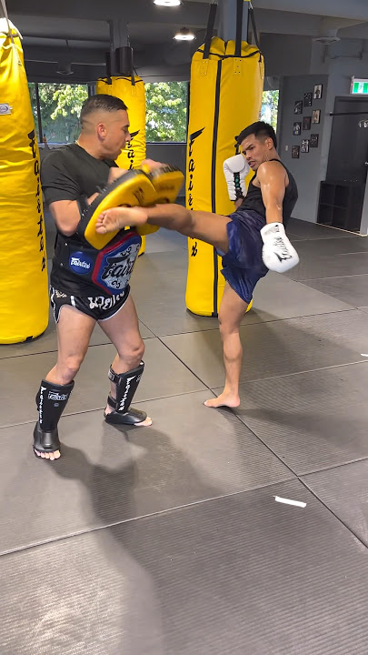 Muay Thai Training - High Volume Finish with Petpanomrung Kiatmuu9 and Adrian Fairtex