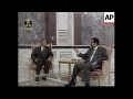 الرئيس العراقي صدام حسين يلتقي برئيس الجزائر السابق احمد بن بله في بغداد عام 2002 